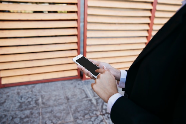 Vista trasera de mujer de negocios con smartphone