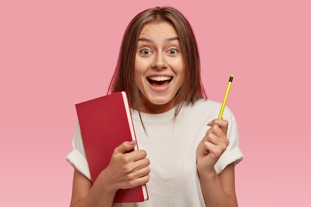 Vista trasera de la mujer sonriente alegre alegre con expresión feliz