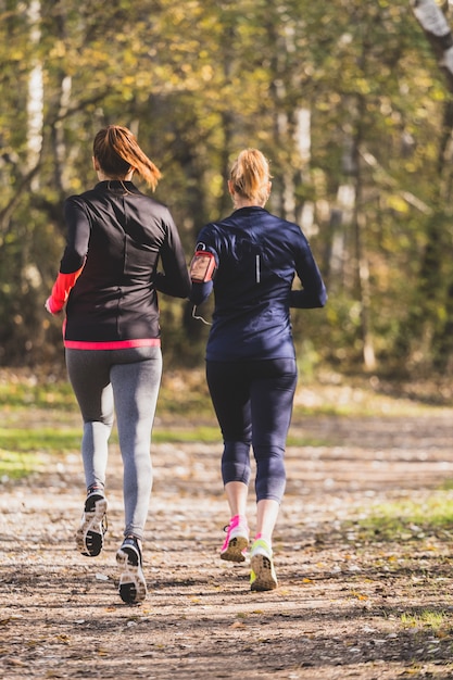 Vista trasera de mujeres corriendo en el parque