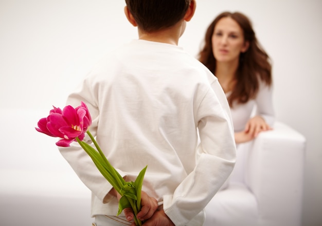 Vista trasera de niño pequeño con flores