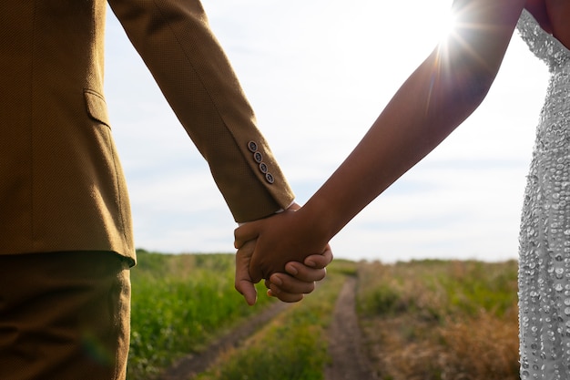 Foto gratuita vista trasera de la novia y el novio posando al aire libre