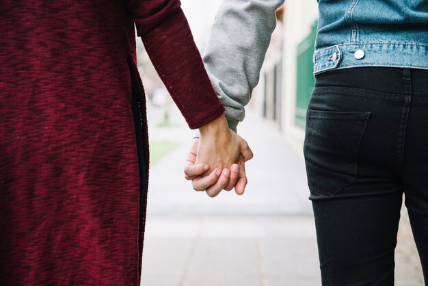 Vista trasera de pareja cogiéndose las manos