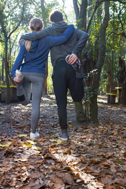 Vista trasera de pareja haciendo calentamientos juntos