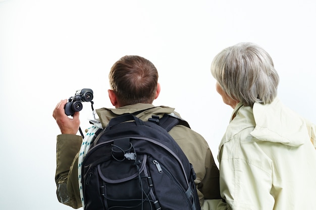 Foto gratuita vista trasera de pareja con prismáticos