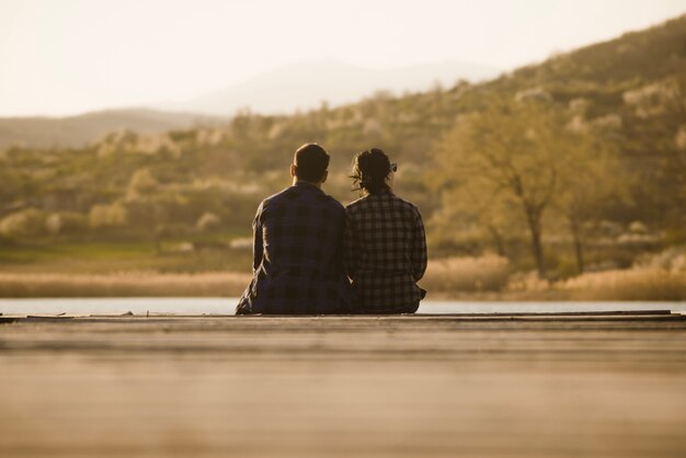 Vista trasera de pareja sentada disfrutando de las vistas