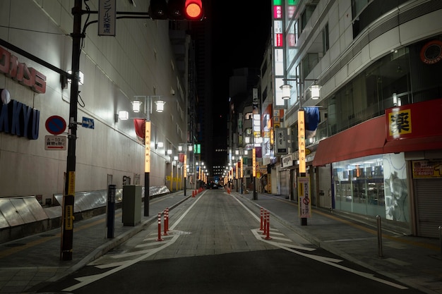 Vista urbana con calle estrecha por la noche.