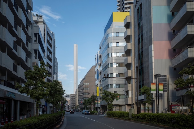 Vista urbana con edificios y chimenea alta