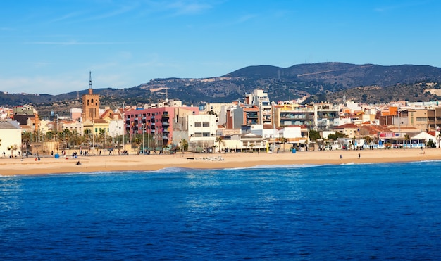 Vista urbana desde el mar Mediterráneo en Badalona