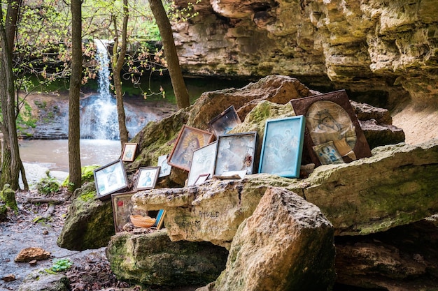 Foto gratuita vista de varios iconos en el monasterio de saharna moldavia