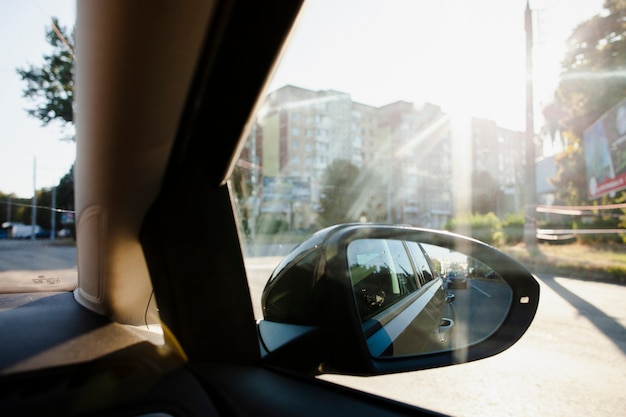 Vista del vecindario desde la ventana lateral del automóvil