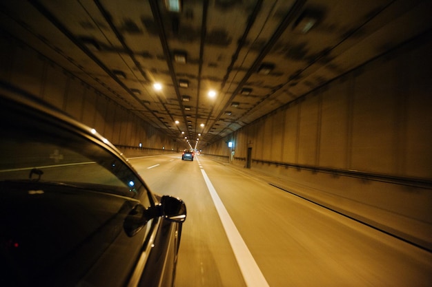 Vista desde la ventanilla del auto moviéndose a través del túnel a la luz