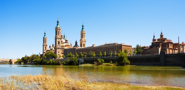 Vista de verano de la Basílica de Zaragoza