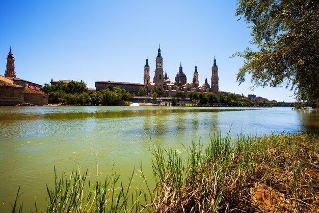 Vista de verano de la Catedral y el río en Zaragoza