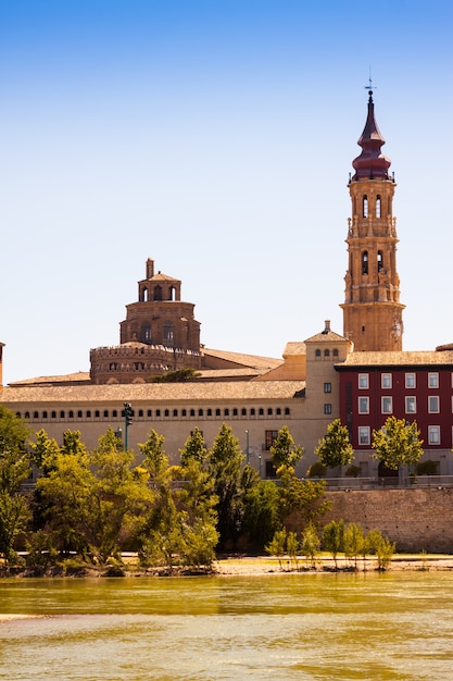 Vista de verano de la Catedral de la Seo desde el río