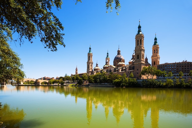 Vista de verano de la Catedral de Zaragoza desde el Ebro