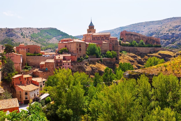 Vista de verano de la ciudad de las montañas en Aragón
