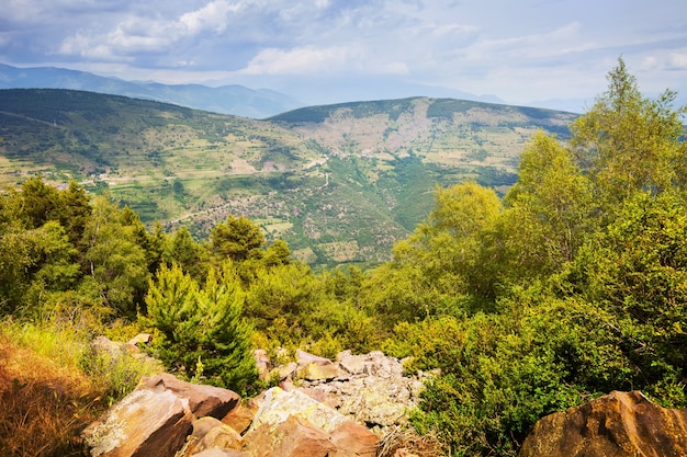 Vista de verano de las montañas de los Pirineos.