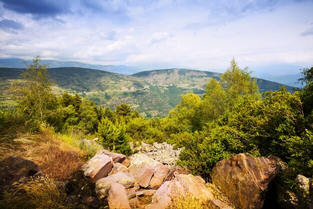 Vista de verano de las montañas de los Pirineos.