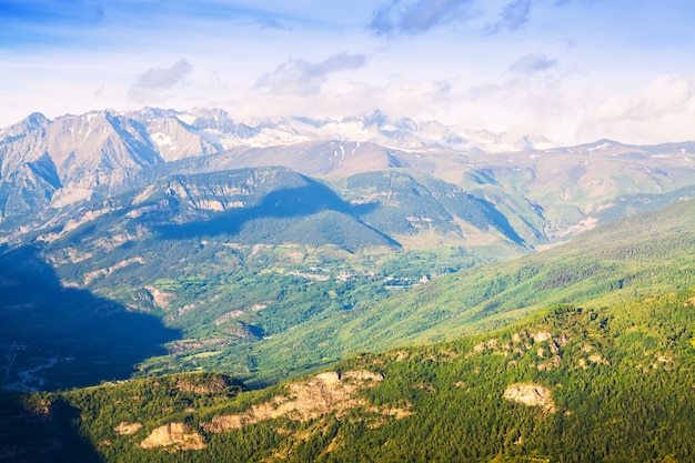 Vista de verano de las montañas de los Pirineos