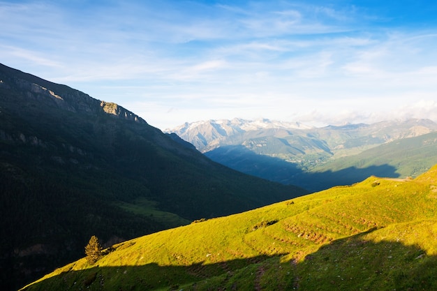 Vista de verano de la pradera de las tierras altas de los Pirineos