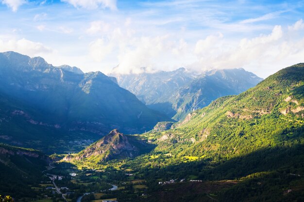 Vista de verano del valle de los Pirineos. Huesca