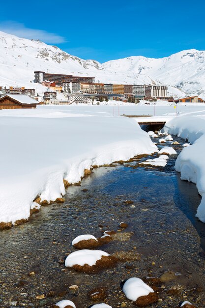 Vista vertical de la aldea de Tignes en invierno, Francia.