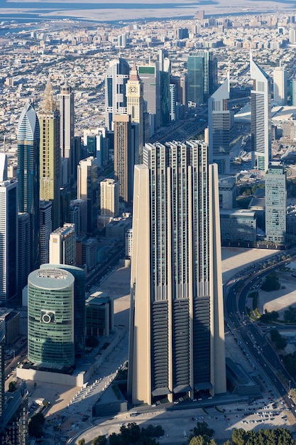 Vista vertical de la ciudad de Dubai desde lo alto de una torre.