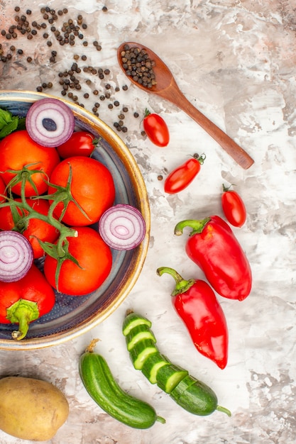 Vista vertical de la colección de verduras frescas naturales y pimienta para cocinar la cena