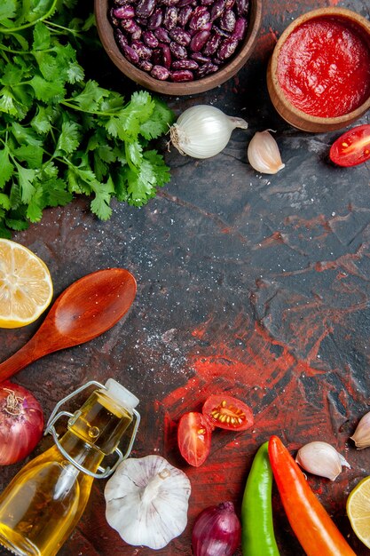 Vista vertical del fondo de la cena con un montón de salsa de tomate de ajo botella de aceite verde