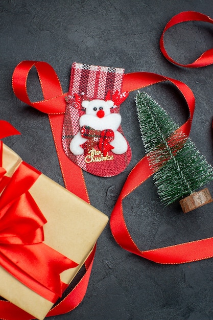 Vista vertical de hermosos regalos Navidad calcetín árbol de Navidad sobre fondo oscuro