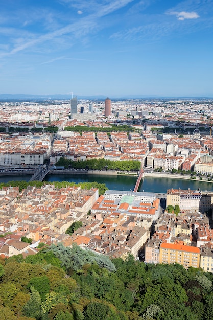 Vista vertical de Lyon desde la cima de Notre Dame de Fourviere