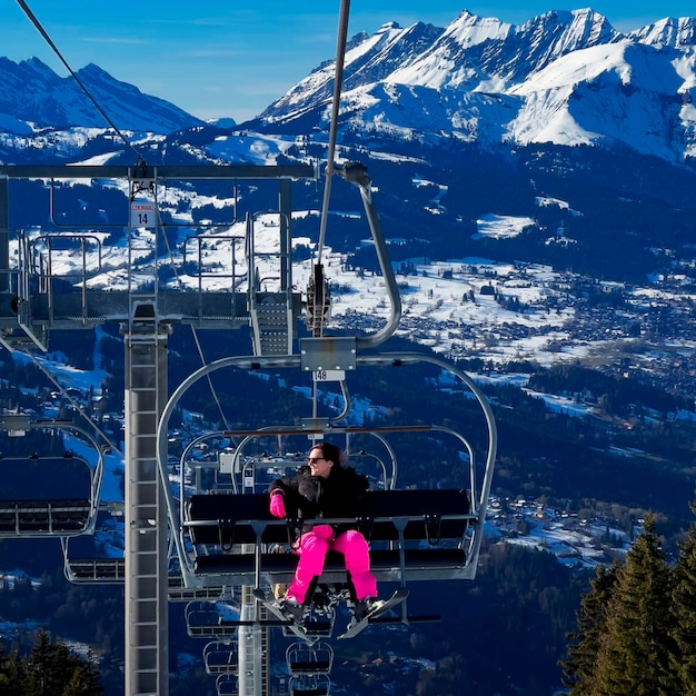 Foto gratuita vista vertical de la mujer en telesilla en los alpes franceses europa