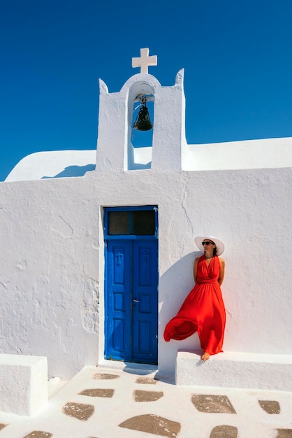 Foto gratuita vista vertical de mujer vestida de rojo en oia