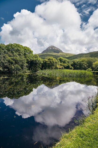 Vista vertical del Parque Nacional de Connemara en Mweelin Irlanda bajo un nublado cielo azul