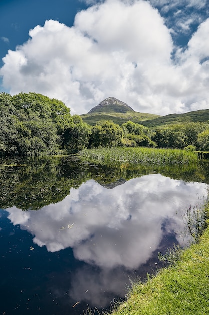 Vista vertical del Parque Nacional de Connemara en Mweelin Irlanda bajo un nublado cielo azul