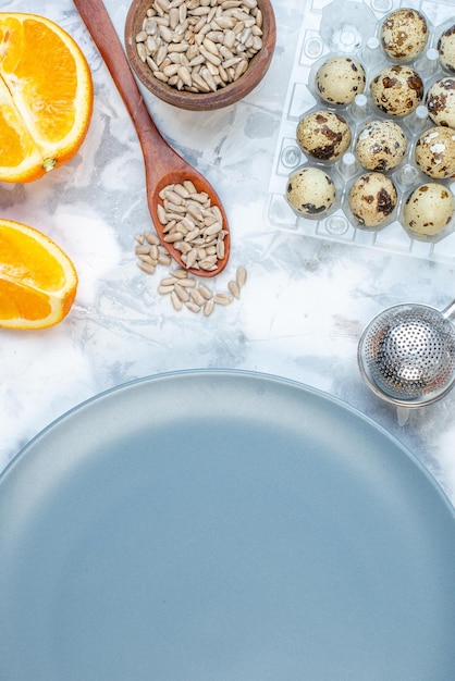 Vista vertical del plato vacío y los ingredientes para los alimentos saludables en el cuadro azul blanco