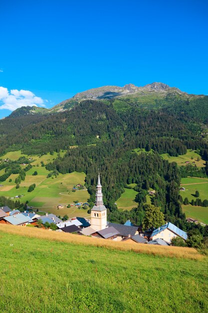 Vista vertical del pueblo francés en los Alpes