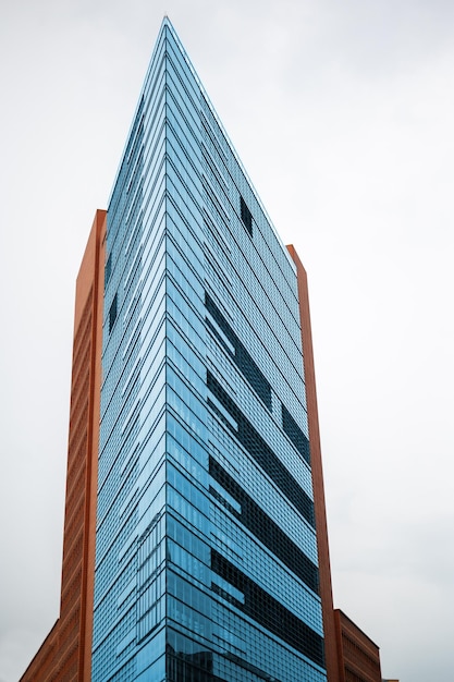 Foto gratuita vista vertical de un rascacielos en berlín alemania