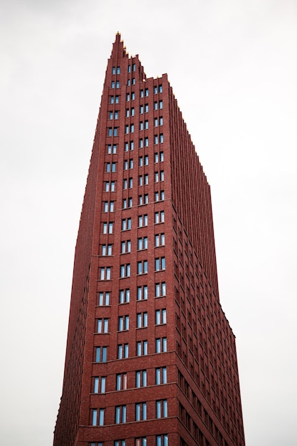 Vista vertical de un rascacielos en Berlín Alemania