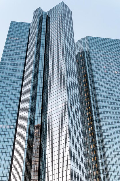 Vista vertical de un rascacielos en el centro de Frankfurt Alemania
