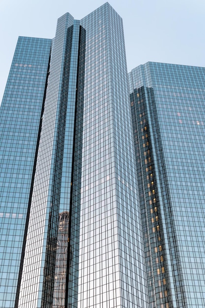 Vista vertical de un rascacielos en el centro de Frankfurt Alemania