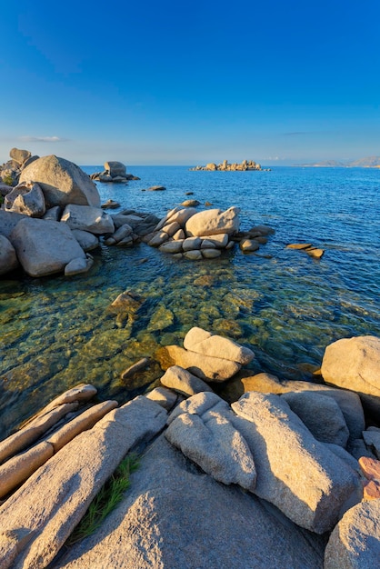 Vista vertical de rocas en la playa de Palombaggia