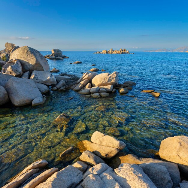 Vista vertical de rocas en la playa de Palombaggia