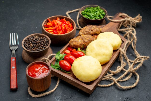 Vista vertical de sabrosas chuletas de verduras picadas para cenar en la oscuridad