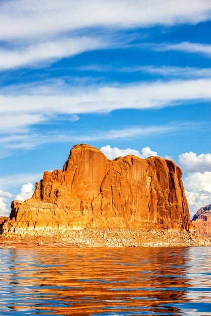 Vista vertical sobre el famoso lago Powell, Page, EE.UU.