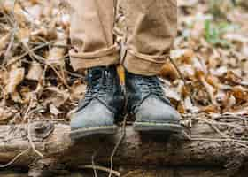 Foto gratuita vista a zapatos de hombre en la naturaleza