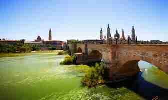 Foto gratuita vista de zaragoza. puente de piedra y catedral