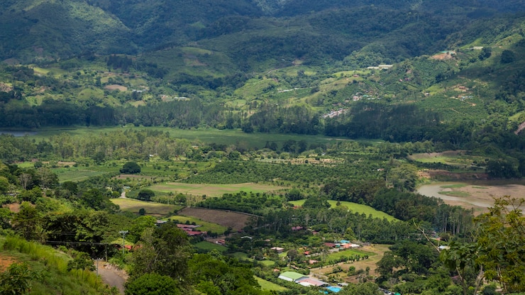 Foto gratuito vista de la zona rural con cerro y montaña en costa rica