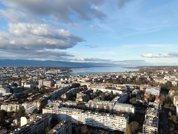Vistas a los edificios de la ciudad de Ginebra, Suiza, con un nublado cielo azul