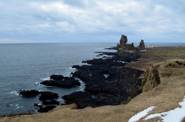 Vistas panorámicas de la formación rocosa de lava de Londrangar a lo largo de la costa de Islandia.